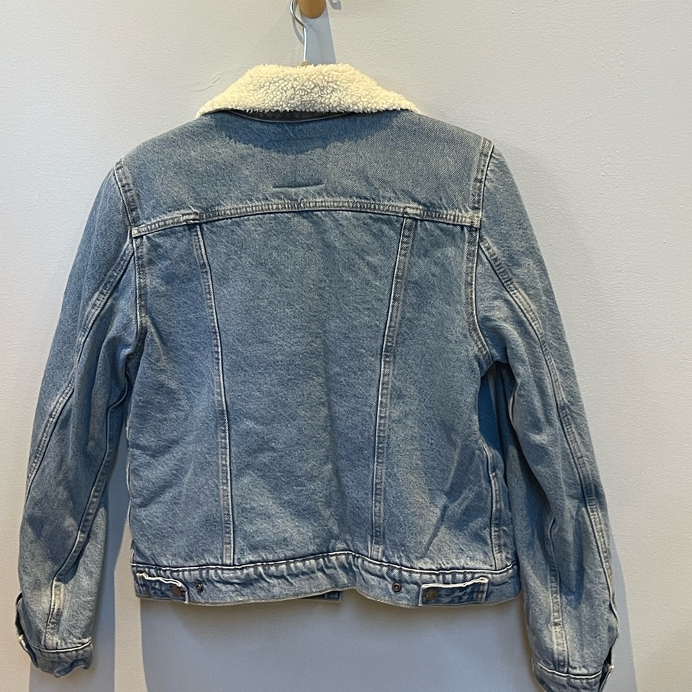 Levi's Light Blue Denim Jacket with Cream Sherpa - Picture 2 of 4